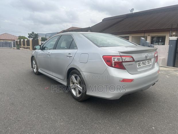 Toyota Camry SE 4dr Sedan w/Prod. End 11/13 (2.5L 4cyl 6A) 2014 Silver