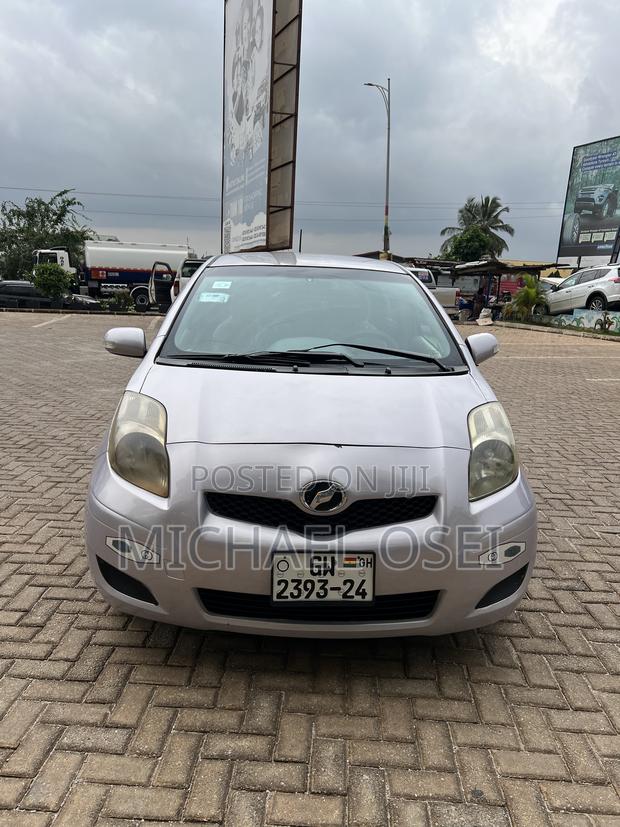 Toyota Vitz 2010 Silver