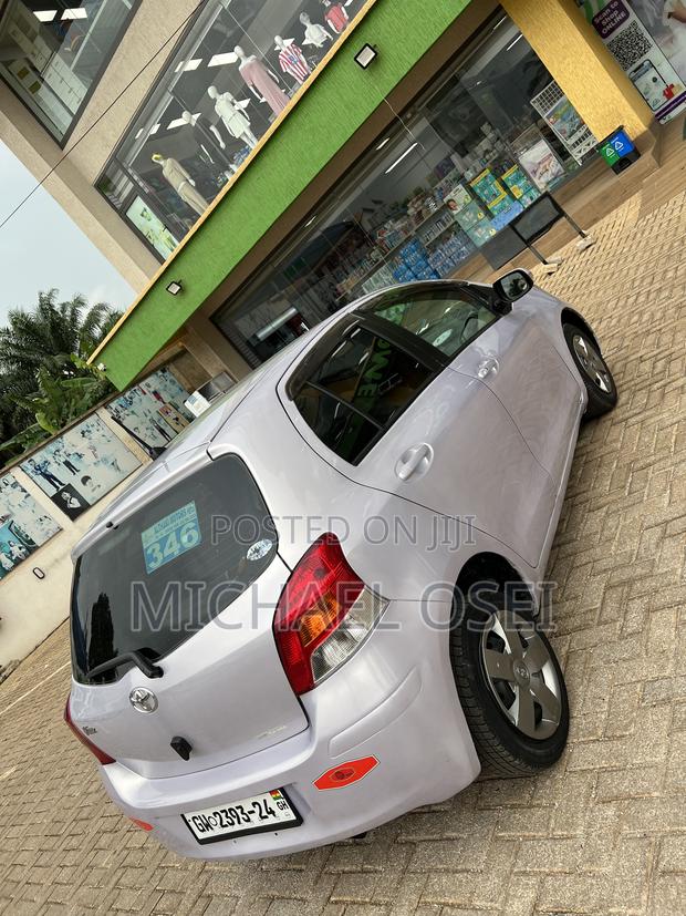 Toyota Vitz 2010 Silver