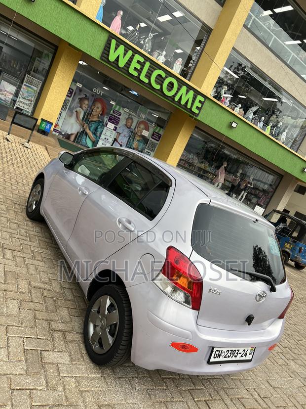 Toyota Vitz 2010 Silver