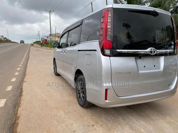Toyota Esquire 2016 Silver