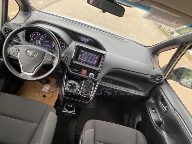 Toyota Esquire 2016 Silver