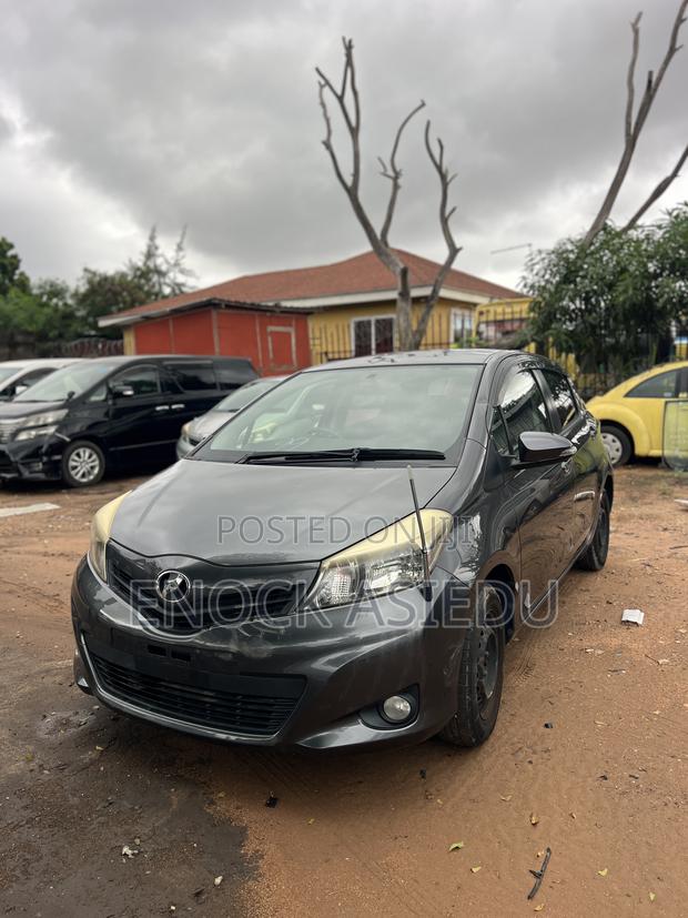 Toyota Vitz 1.3 AWD 5dr 2013 Gray
