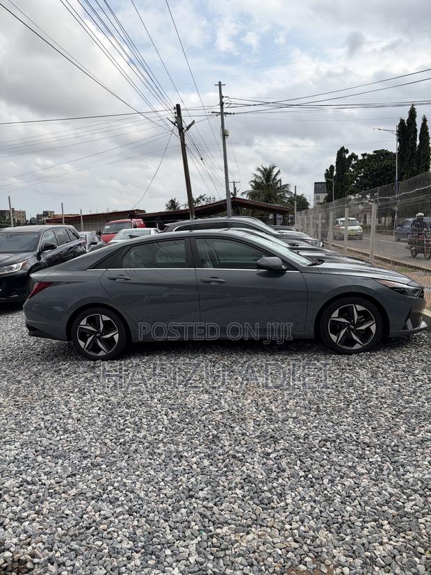 Hyundai Elantra Limited 2022 Gray