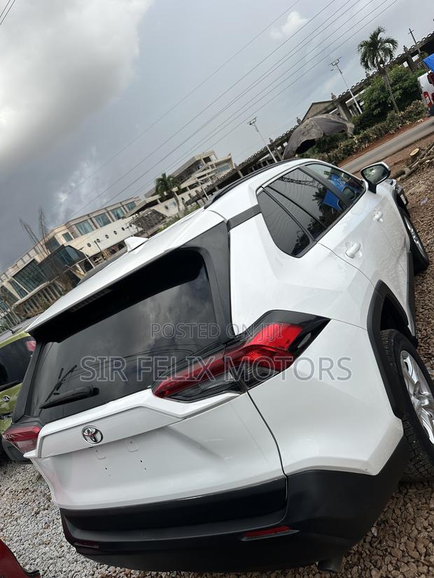 Toyota RAV4 LE AWD 2019 White