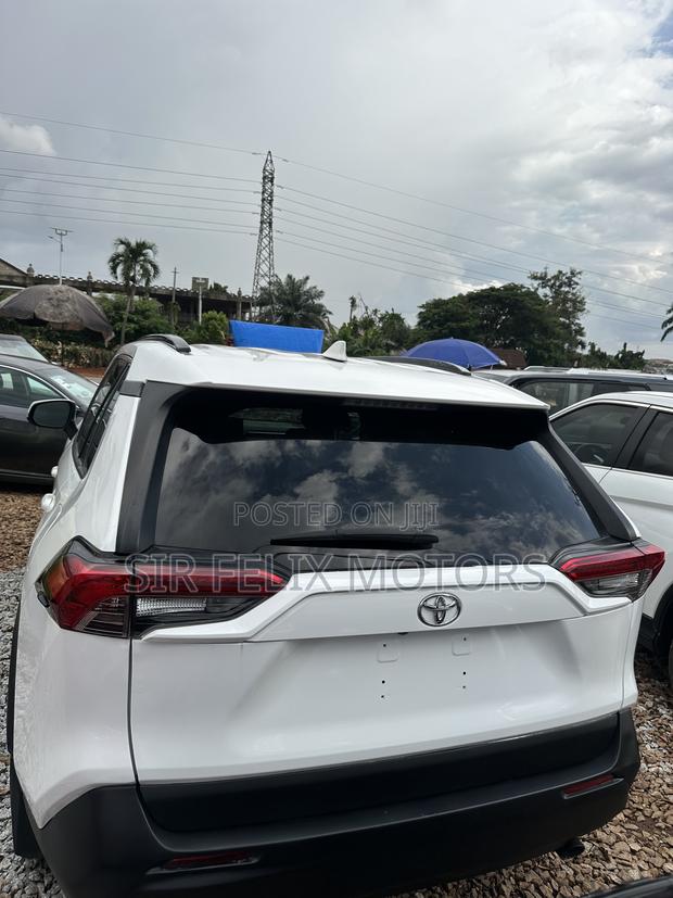 Toyota RAV4 LE AWD 2019 White