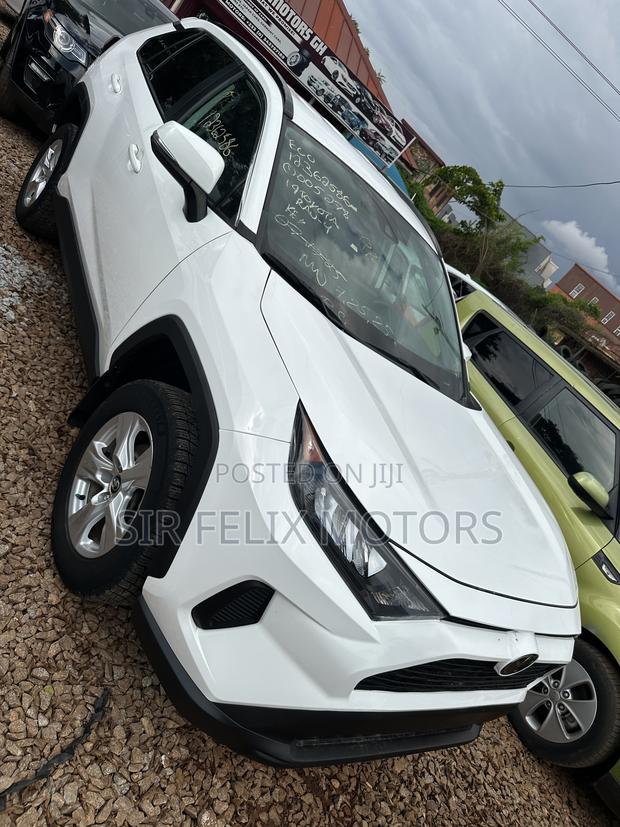 Toyota RAV4 LE AWD 2019 White
