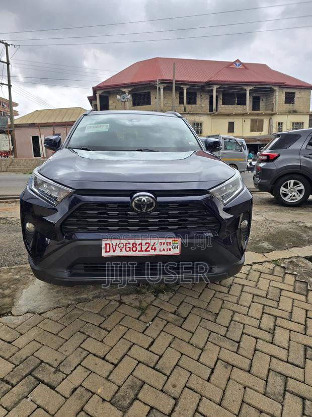 Toyota RAV4 XLE 2021 Blue