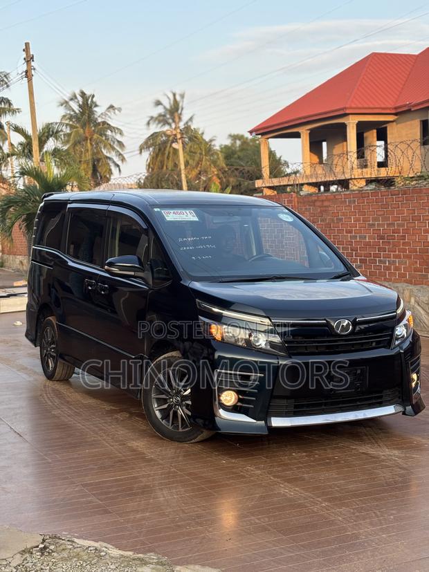 Toyota Voxy 2015