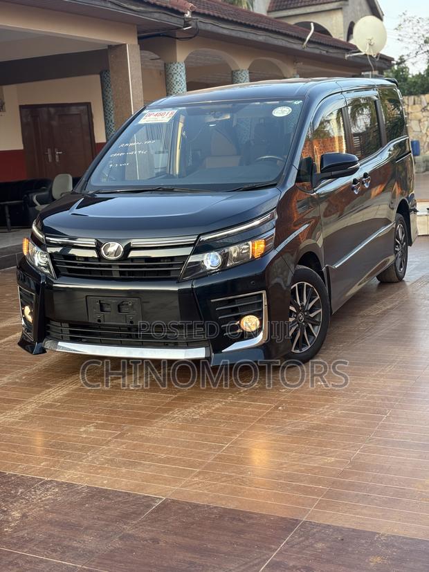 Toyota Voxy 2015