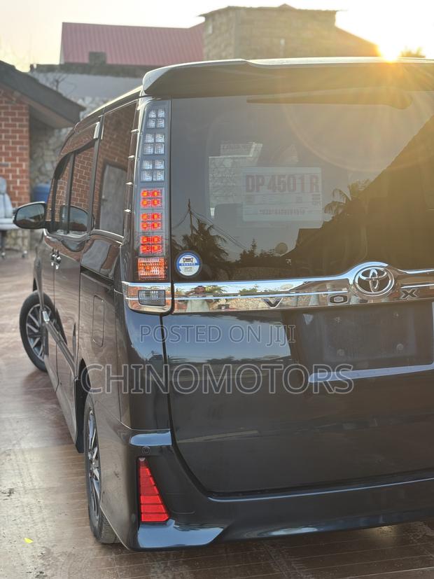 Toyota Voxy 2015
