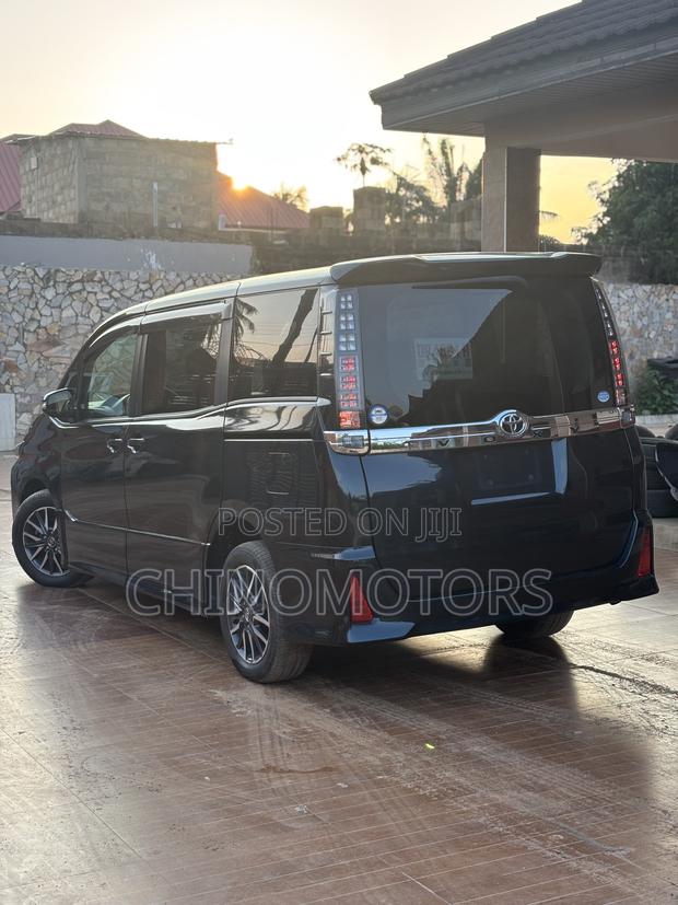 Toyota Voxy 2015