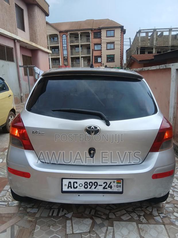 Toyota Vitz 2009 Silver