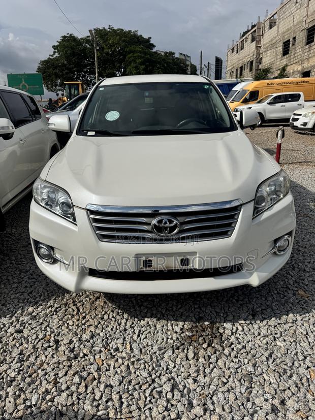 Toyota Vanguard 2013 White