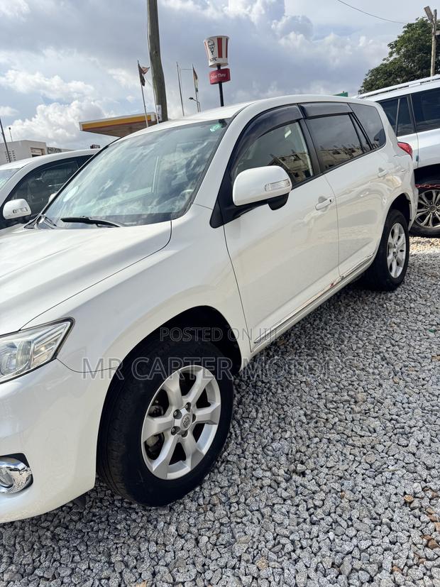 Toyota Vanguard 2013 White