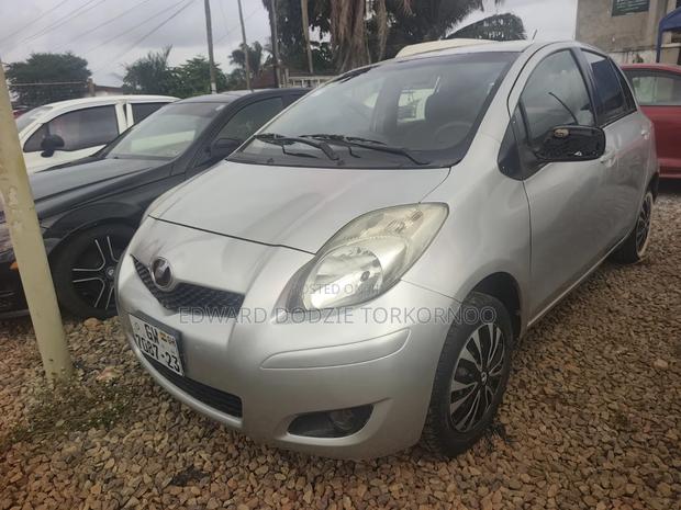 Toyota Vitz 2010 Silver