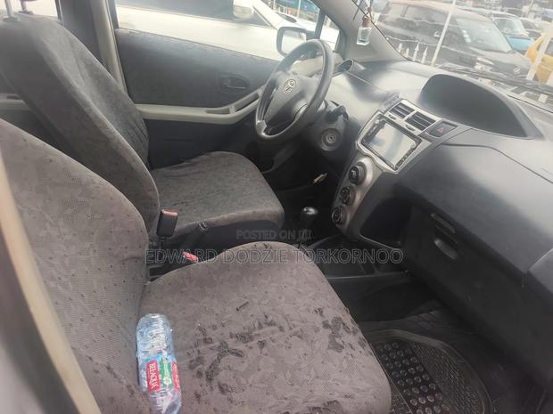 Toyota Vitz 2010 Silver
