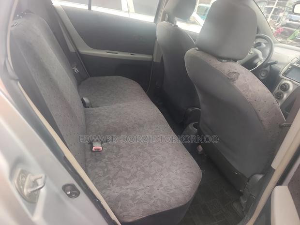 Toyota Vitz 2010 Silver