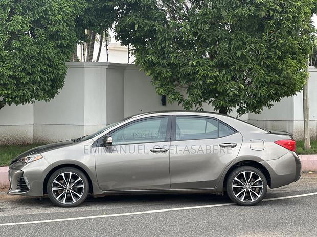 Toyota Corolla SE (1.8L 4cyl 2A) 2018 Gray