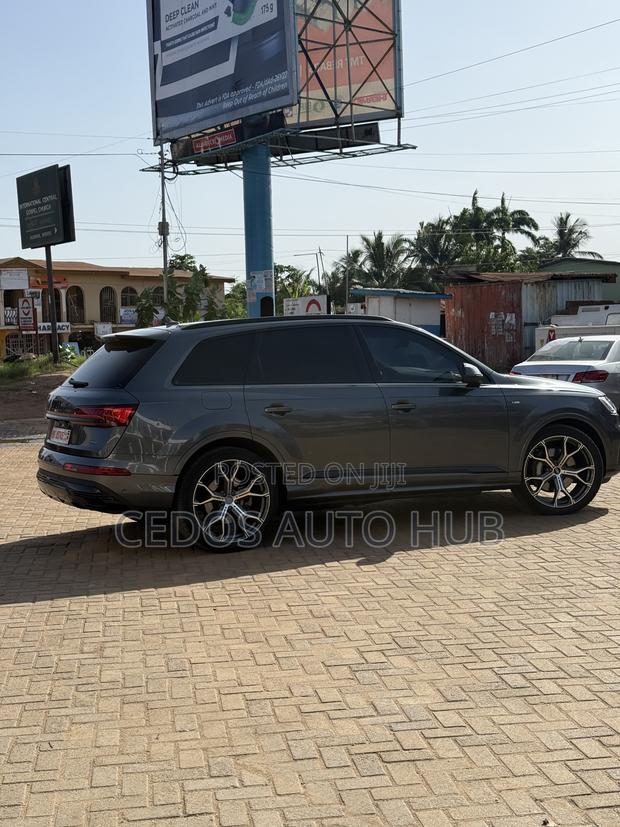 Audi Q7 2024 Gray