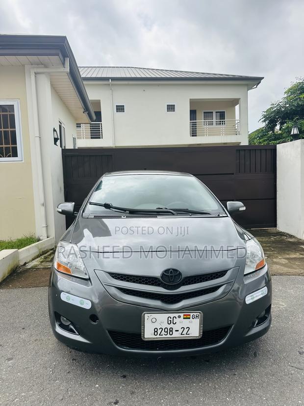 Toyota Yaris Base Sedan 4dr 2010 Gray