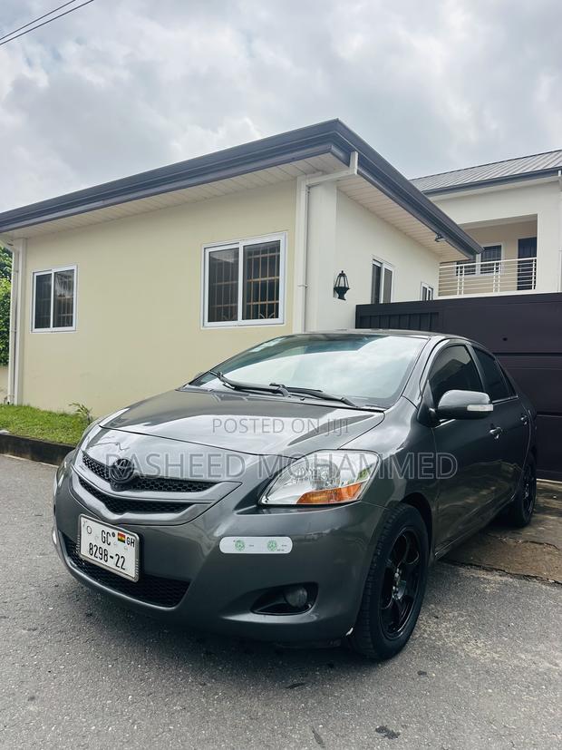 Toyota Yaris Base Sedan 4dr 2010 Gray