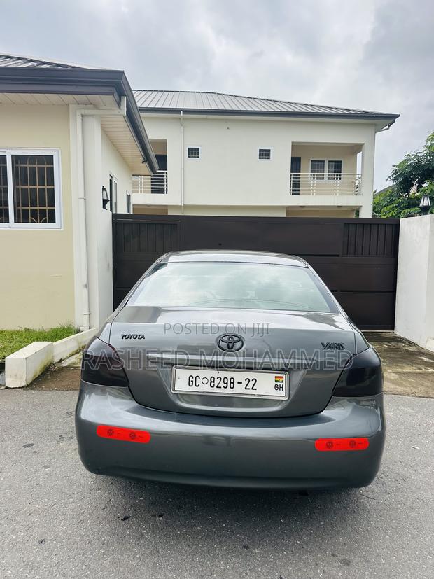 Toyota Yaris Base Sedan 4dr 2010 Gray
