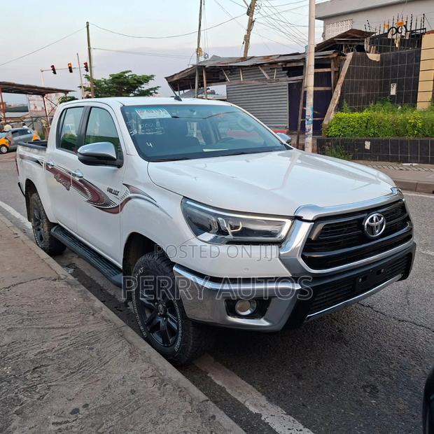 Toyota Hilux 2023 White
