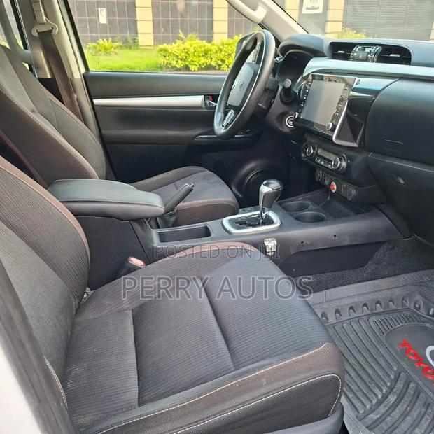 Toyota Hilux 2023 White