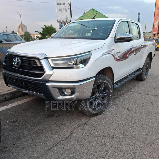 Toyota Hilux 2023 White