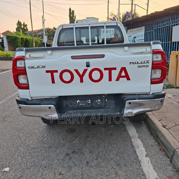 Toyota Hilux 2023 White