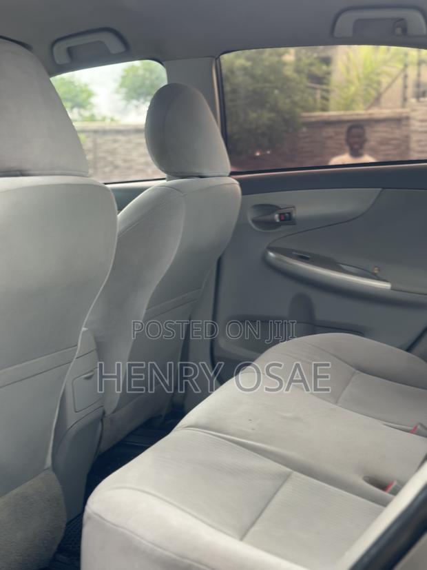 Toyota Corolla Base 4dr Sedan (1.8L 4cyl 5M) 2010 Gray