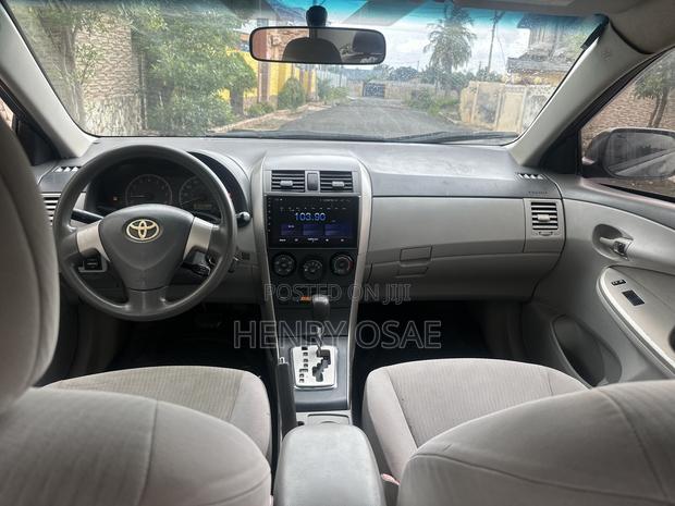 Toyota Corolla Base 4dr Sedan (1.8L 4cyl 5M) 2010 Gray