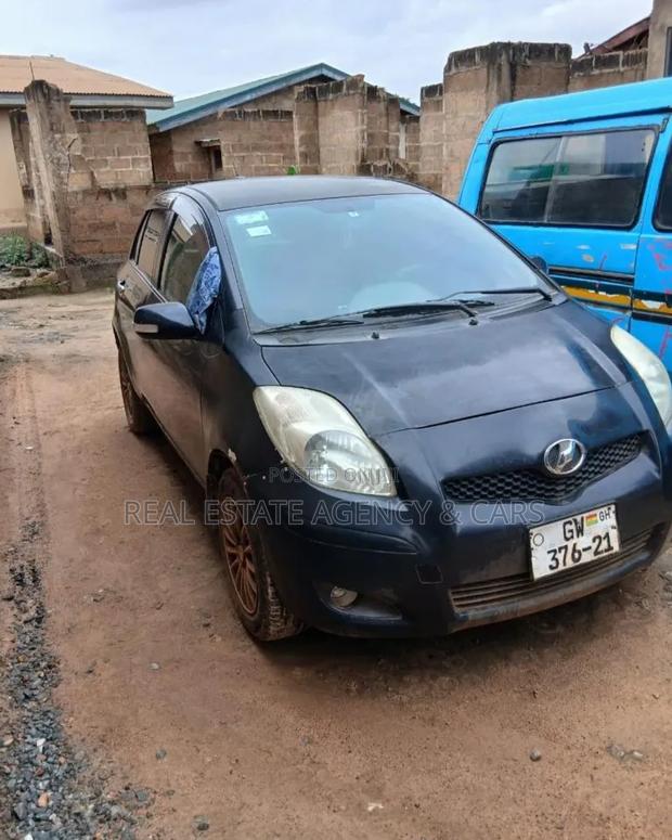 Toyota Vitz 2010 Black