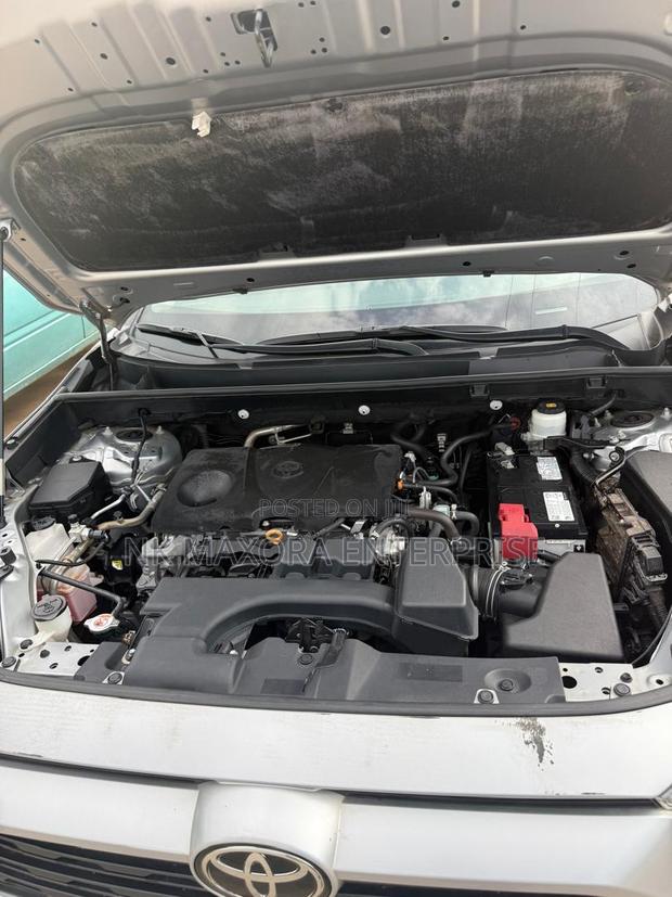 Toyota RAV4 XLE 2022 Silver