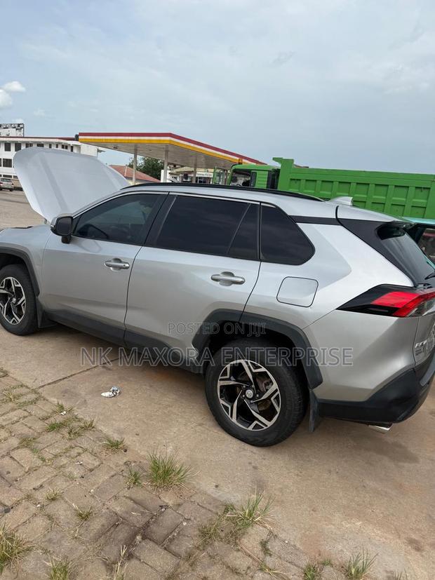 Toyota RAV4 XLE 2022 Silver
