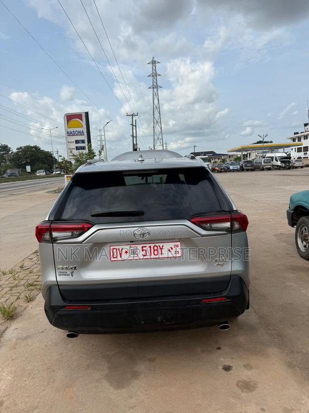 Toyota RAV4 XLE 2022 Silver