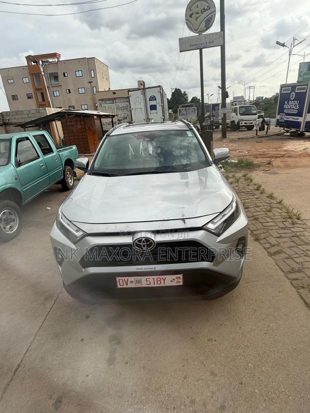 Toyota RAV4 XLE 2022 Silver