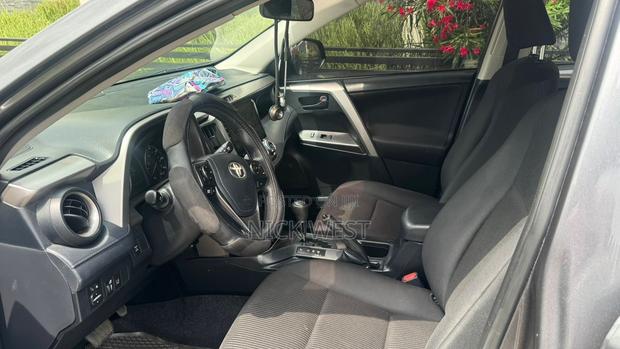 Toyota RAV4 LE 4dr SUV (2.5L 4cyl 6A) 2018 Gray
