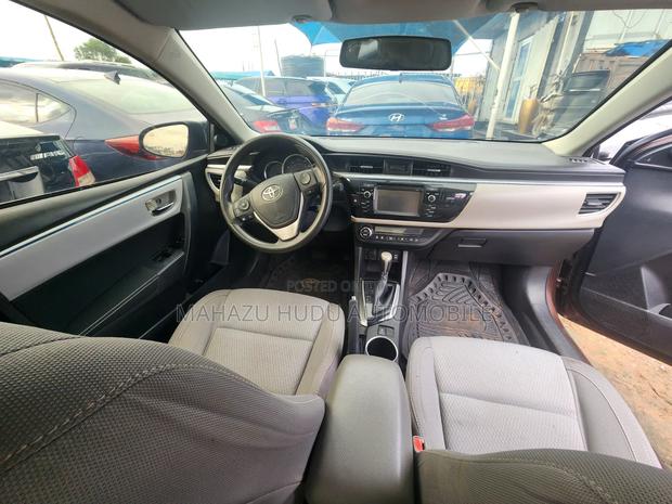 Toyota Corolla LE 4dr Sedan (1.8L 4cyl CVT) 2016 Brown