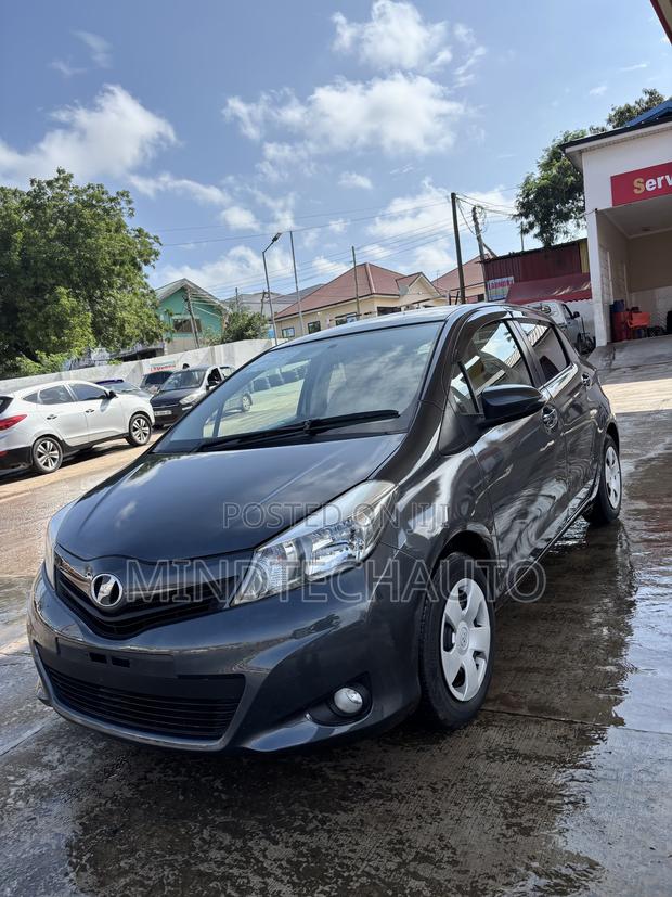 Toyota Vitz 1.0 FWD 3dr 2013 Gray