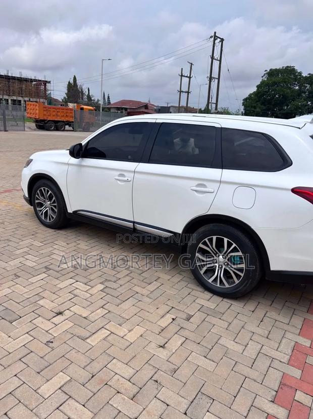 Mitsubishi Outlander 2017 White