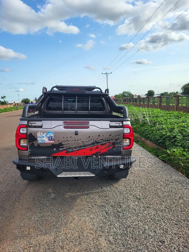 Toyota Hilux 2021 Black