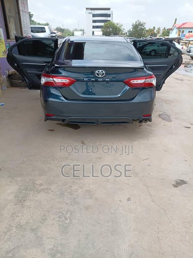 Toyota Camry XLE FWD (2.5L 4cyl 8AM) 2018 Blue
