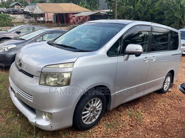 Toyota Voxy 2012 Silver
