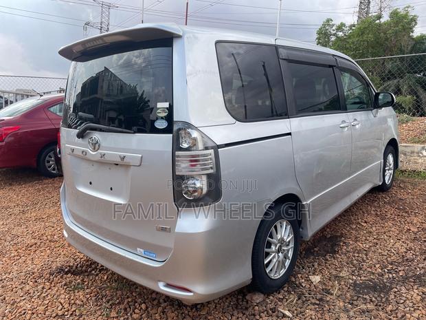 Toyota Voxy 2012 Silver