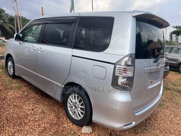 Toyota Voxy 2012 Silver