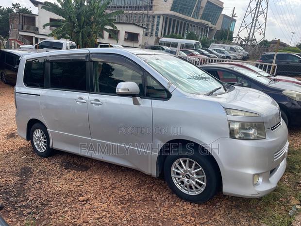 Toyota Voxy 2012 Silver