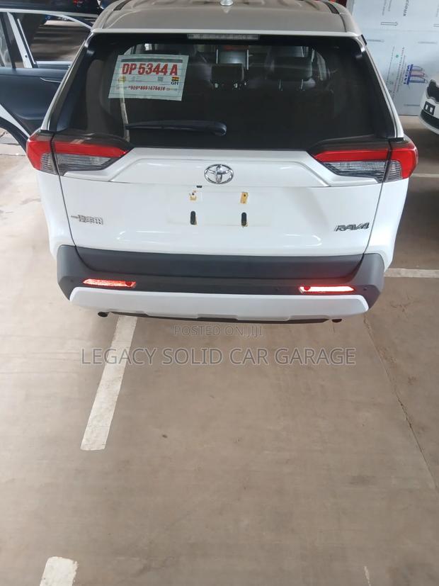 Toyota RAV4 2022 White