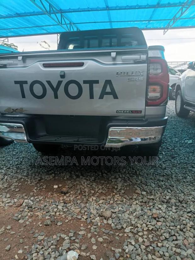 New Toyota Hilux 2025 Silver